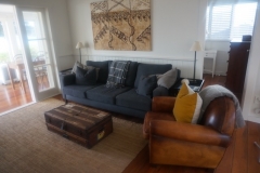 Oneroa Beachfront Cottage Beach living room